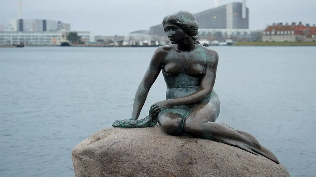 sculpture of the little mermaid
